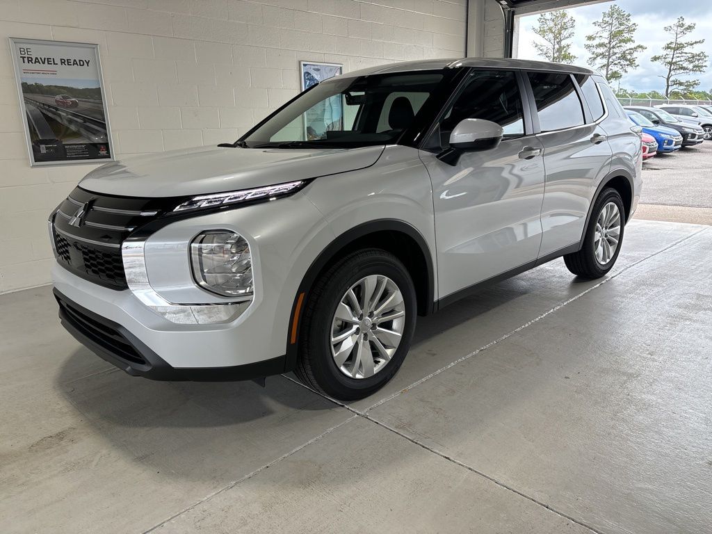 2026 Mitsubishi Outlander ES FWD's photo