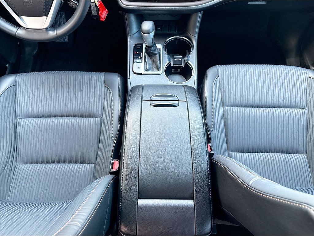 Thumbnail: 2019 Toyota Highlander - 16