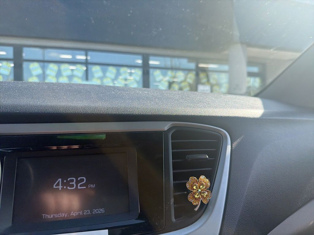 2019 Frost White Pearl Hyundai Accent SE FWD Sedan