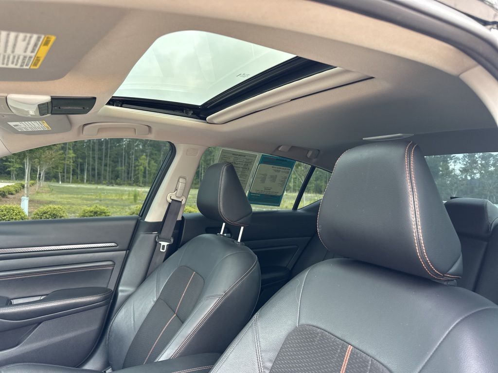2022 Super Black Clearcoat Nissan Altima 2.5 SR FWD Sedan