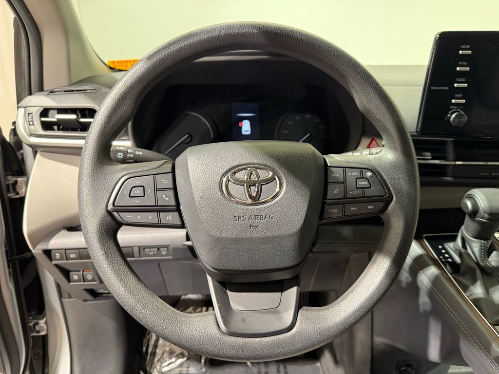 Thumbnail: 2022 Toyota Sienna - 23