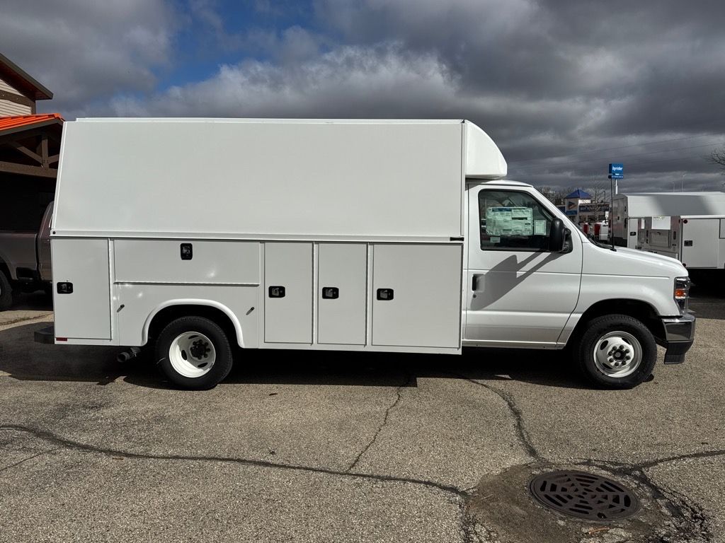New 2025 Oxford White Ford Base image 3