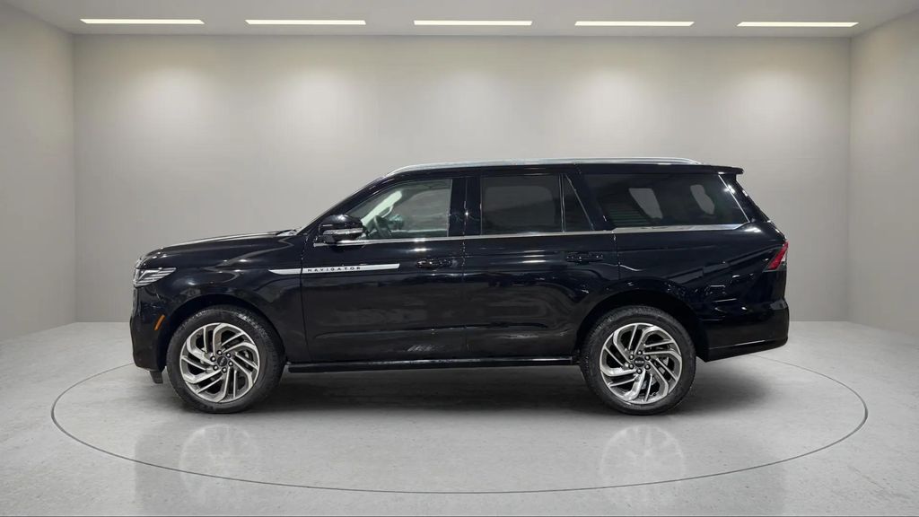 Certified Used 2025 Infinite Black Metallic Clearcoat Lincoln Reserve image 16