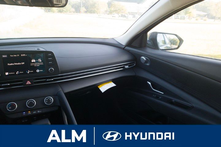 2025 Hyundai Elantra SE photo 16