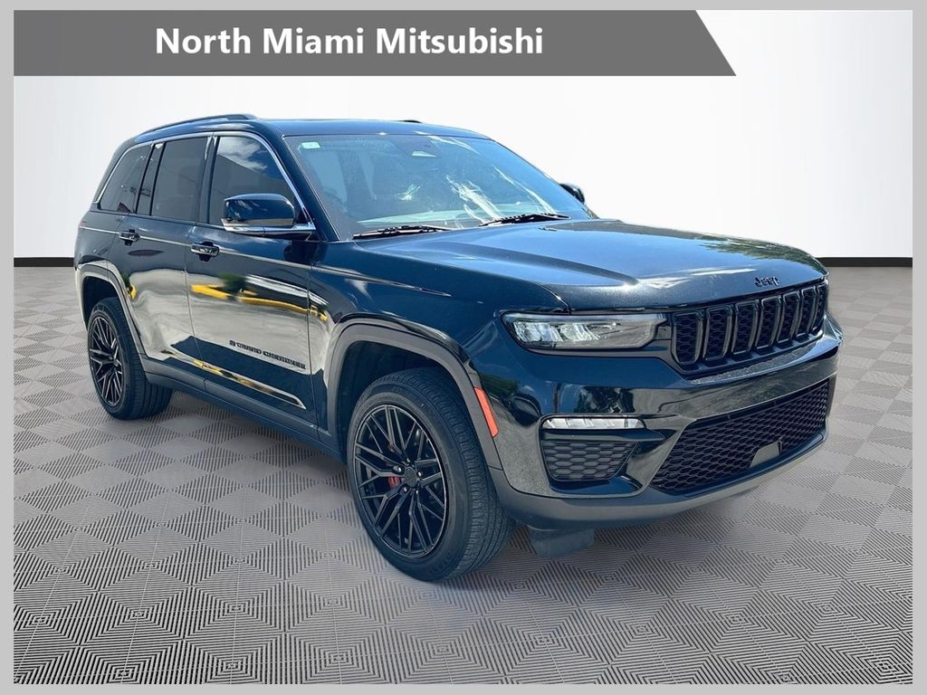 Diamond Black Crystal Pearlcoat 2022 Jeep Grand Cherokee SUV / Crossover 4X2 8-Speed Automatic