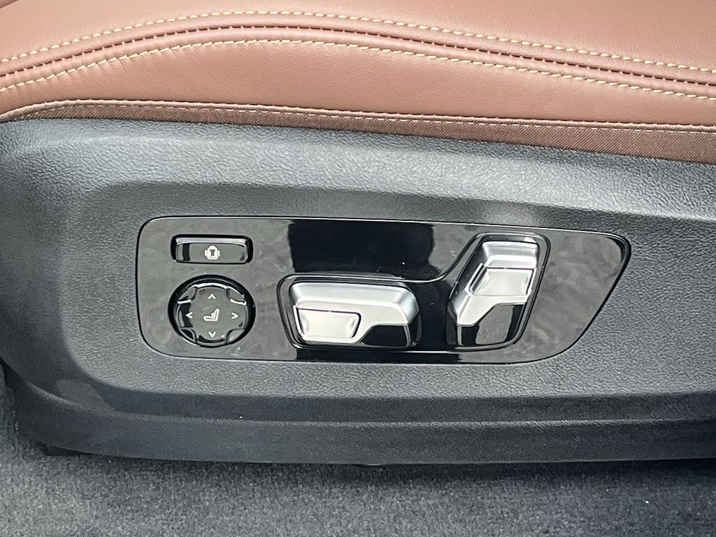 Thumbnail: 2026 BMW X7 - 12