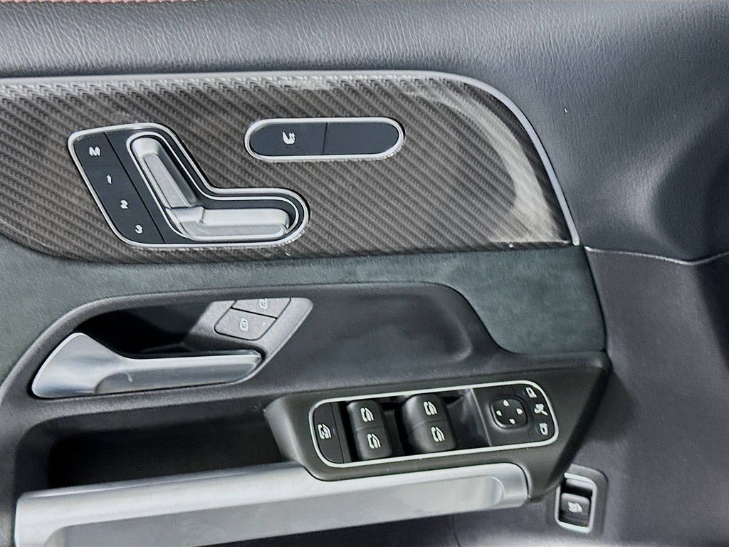 Thumbnail: 2021 Mercedes-Benz GLB - 17