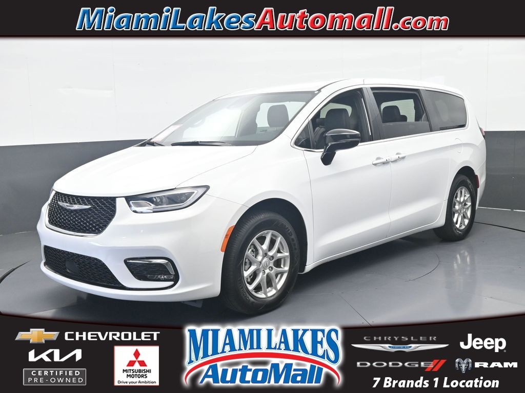 2025 Chrysler Pacifica Select's photo