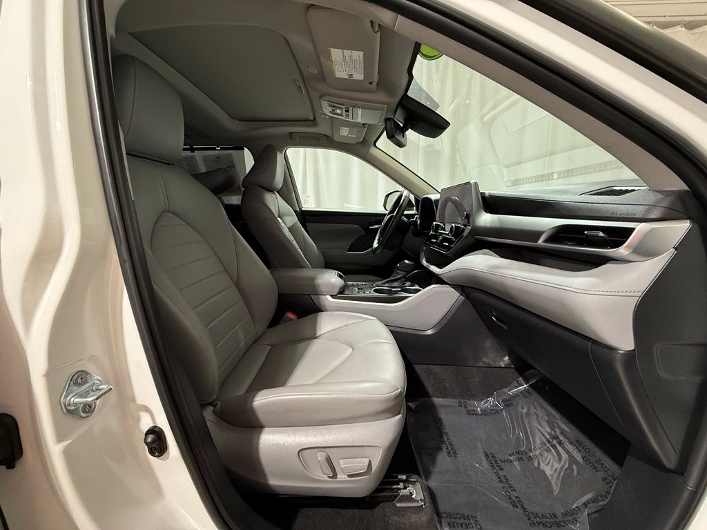 Thumbnail: 2023 Toyota Highlander - 24