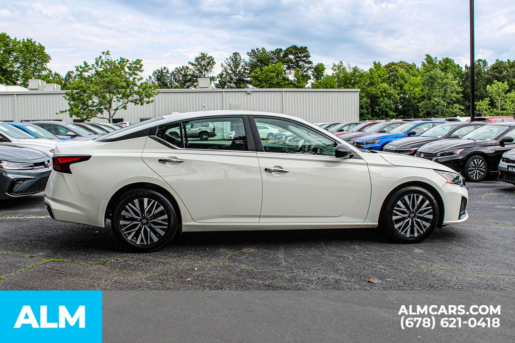 Used 2025 White Nissan 2.5 SV image 8