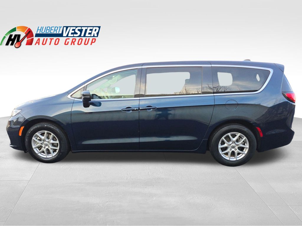 2024 Chrysler Pacifica Touring L's photo