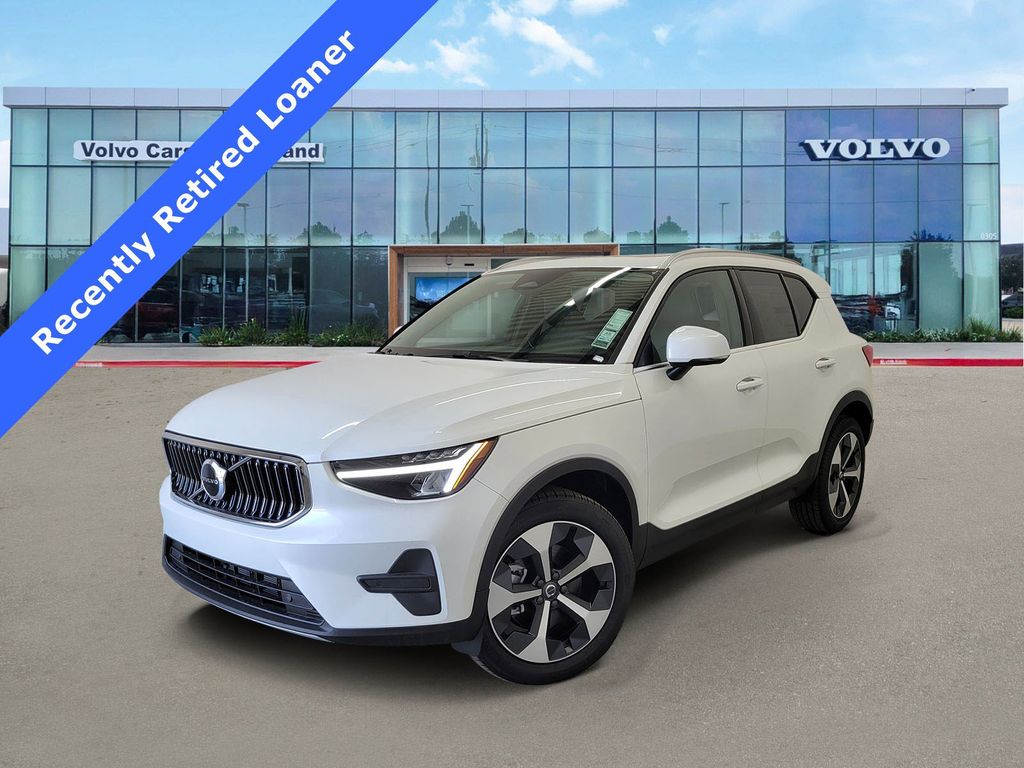Crystal White Pearl 2025 Volvo XC40 B5 Core Bright Theme AWD SUV / Crossover All-Wheel Drive Automatic