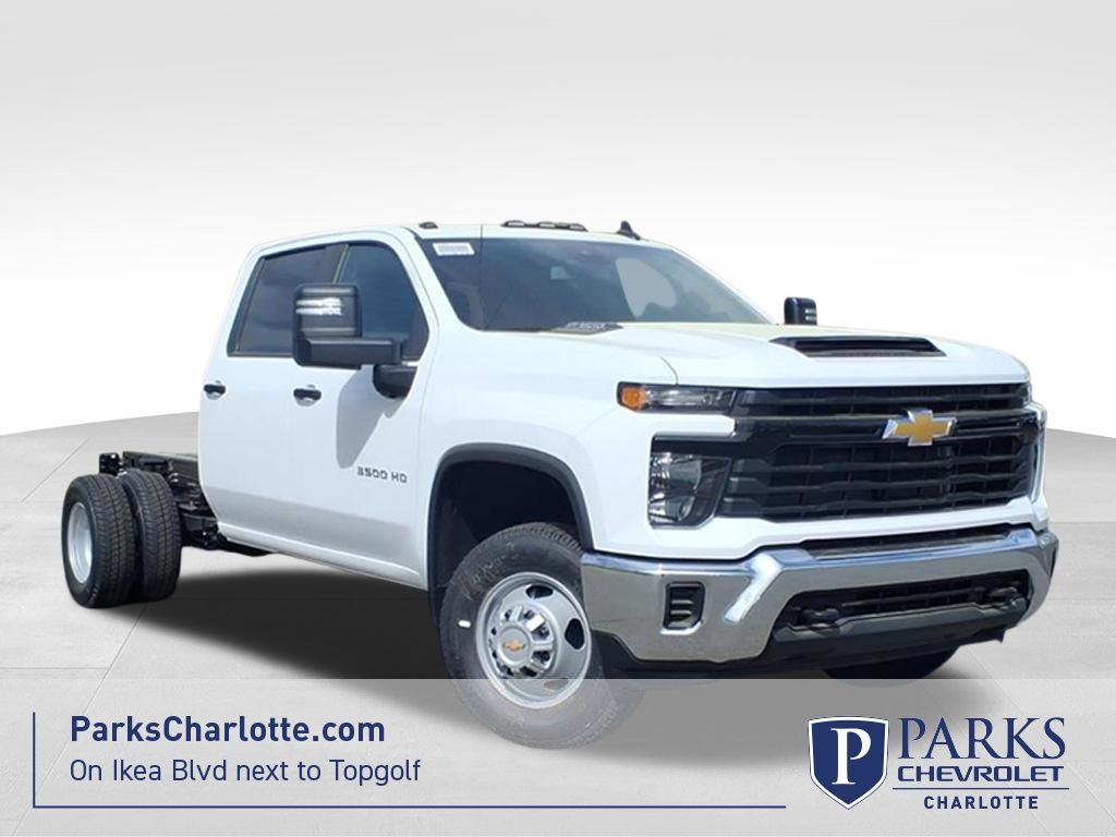 Summit White 2026 Chevrolet Silverado 3500HD Pickup Truck Four-Wheel Drive 10-Speed Automatic