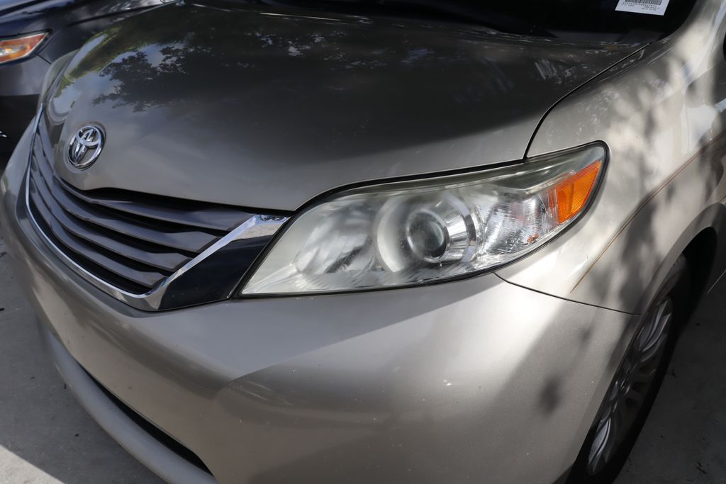Thumbnail: 2017 Toyota Sienna - 3