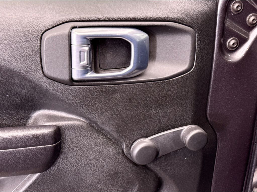 Thumbnail: 2021 Jeep Gladiator - 21