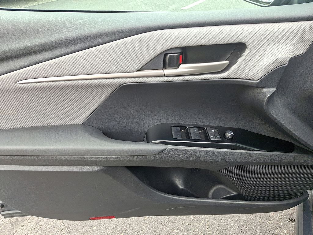 2025 Toyota Camry SE 13