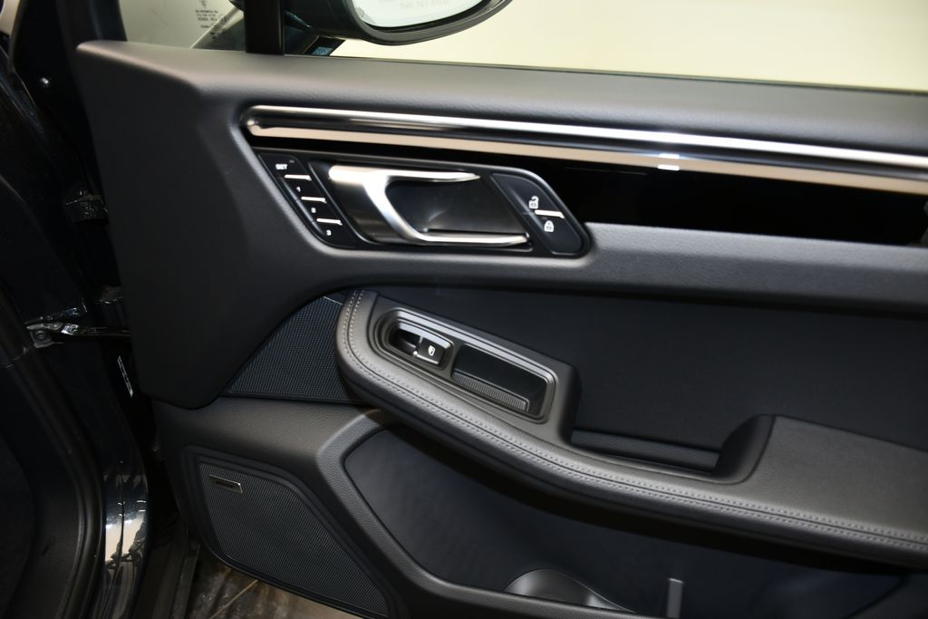 Thumbnail: 2026 Porsche Macan - 25
