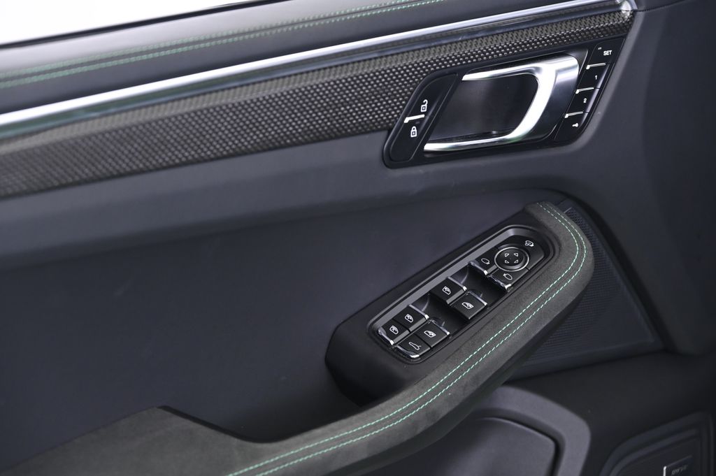 Thumbnail: 2022 Porsche Macan - 26