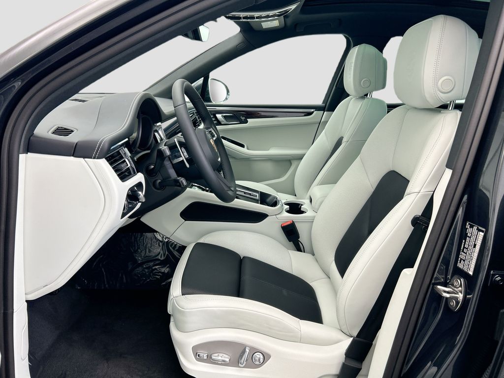 Thumbnail: 2026 Porsche Macan - 5