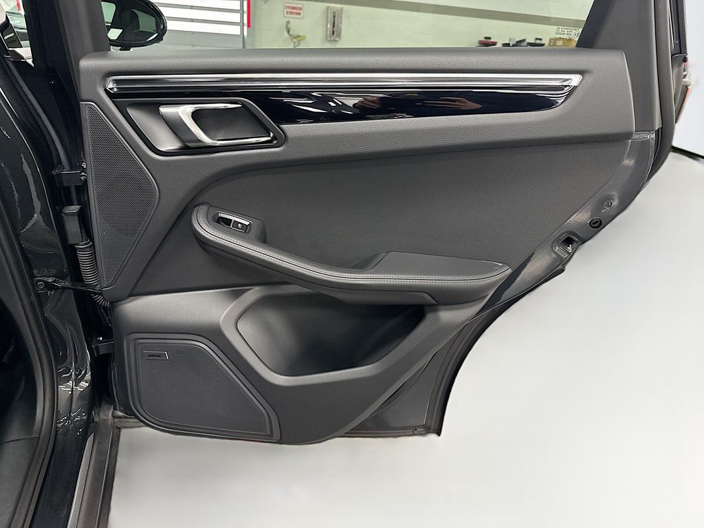 Thumbnail: 2025 Porsche Macan - 27