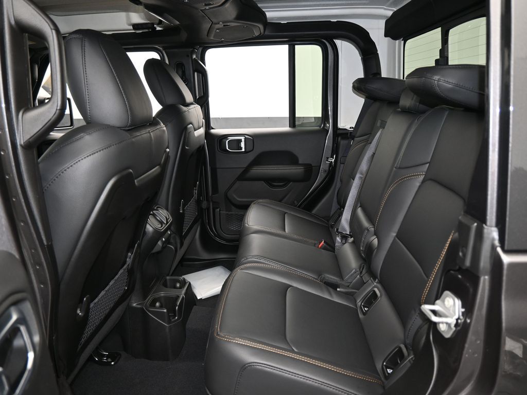 New 2026 Granite Crystal Metallic Clearcoat Jeep Sahara image 28