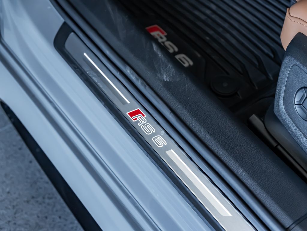 Used 2024  Audi 4.0T image 14