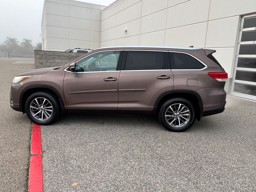 Thumbnail: 2019 Toyota Highlander - 8