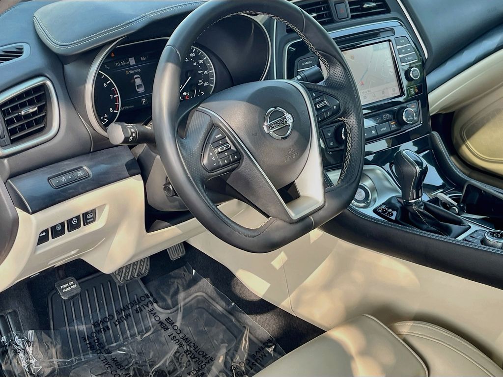 Used 2023 Red Nissan Platinum image 9