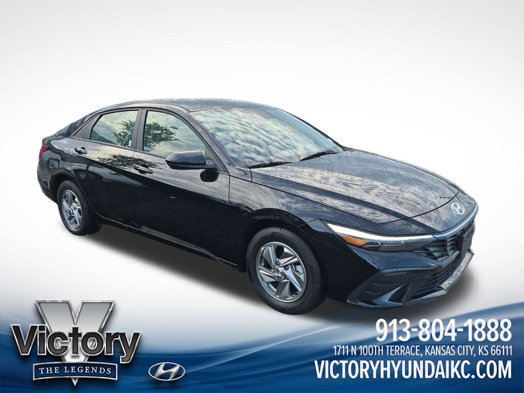 Used 2025 Black Hyundai SE image 7