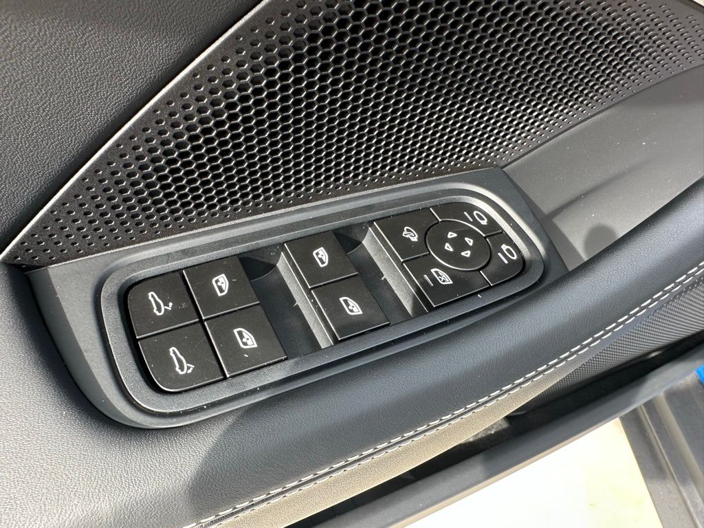 Thumbnail: 2026 Porsche Panamera - 12