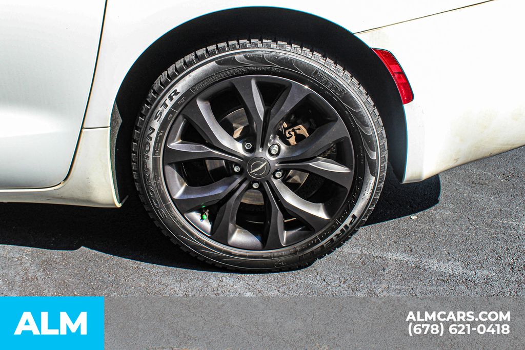 Used 2019 White Chrysler Touring Plus image 15