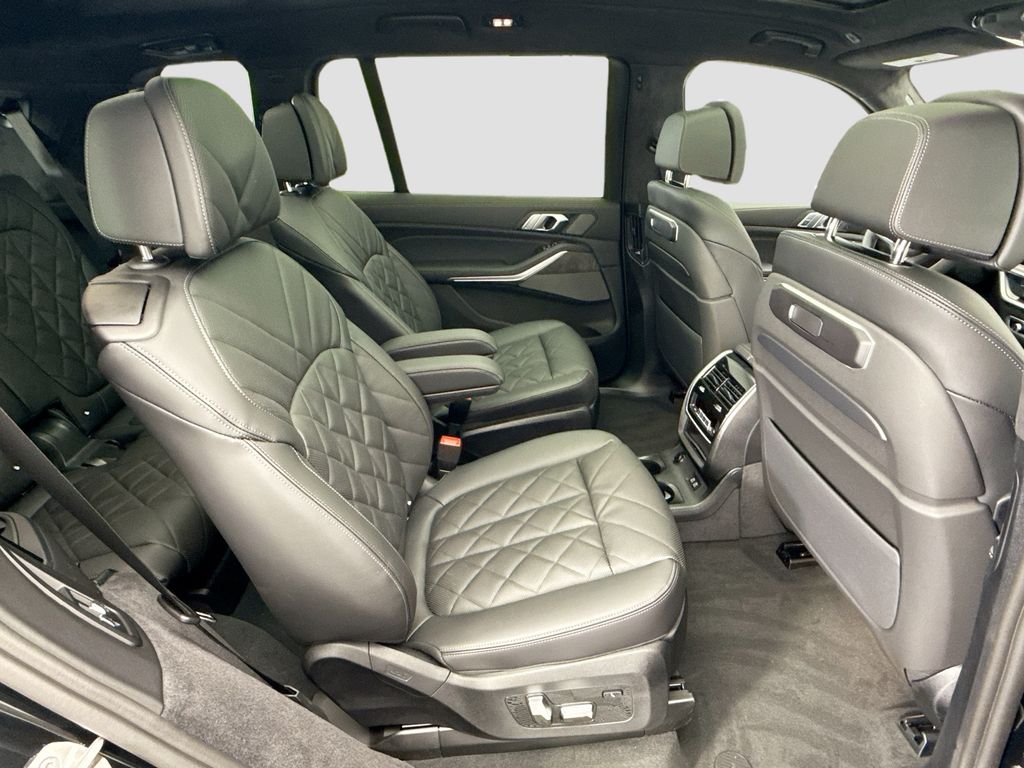 Thumbnail: 2026 BMW X7 - 21