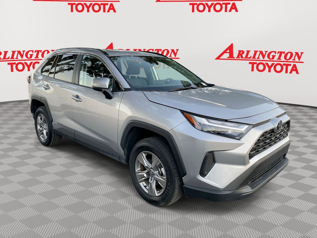 2025 Toyota RAV4 XLE's photo