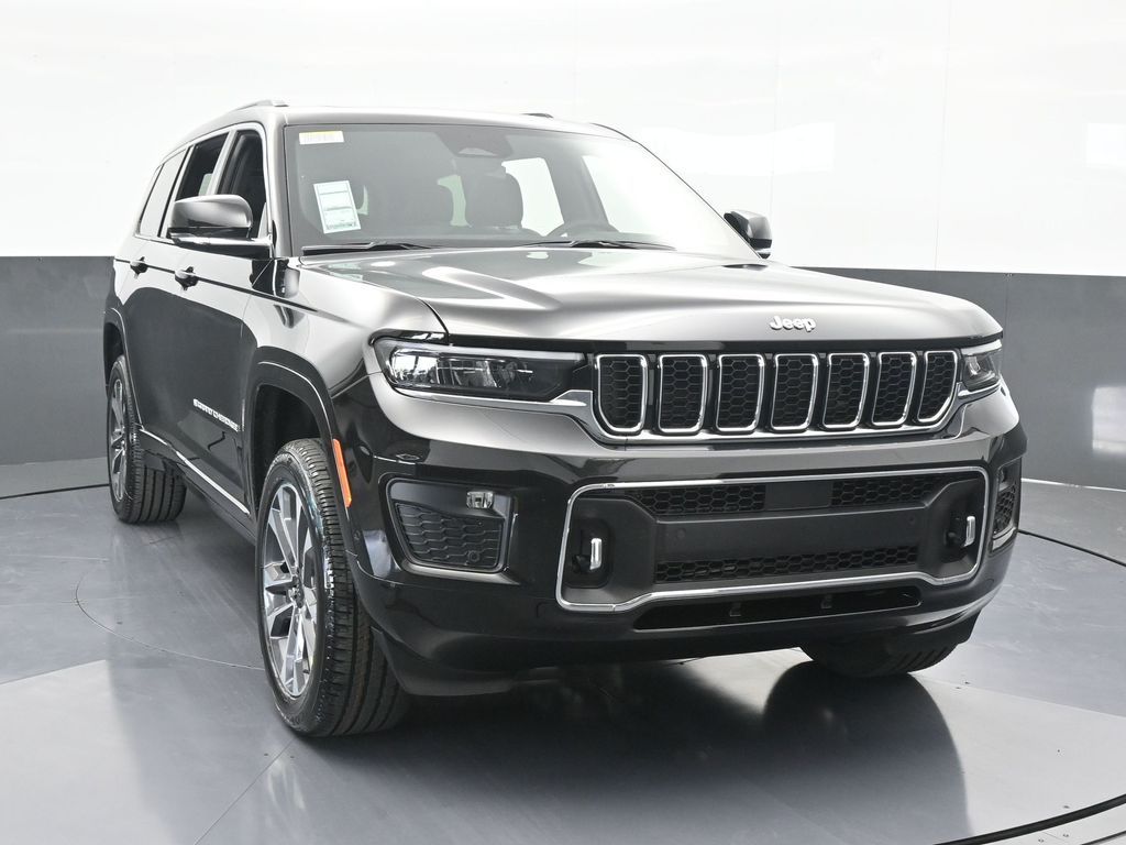 New 2025 Diamond Black Crystal Pearlcoat Jeep Overland image 9