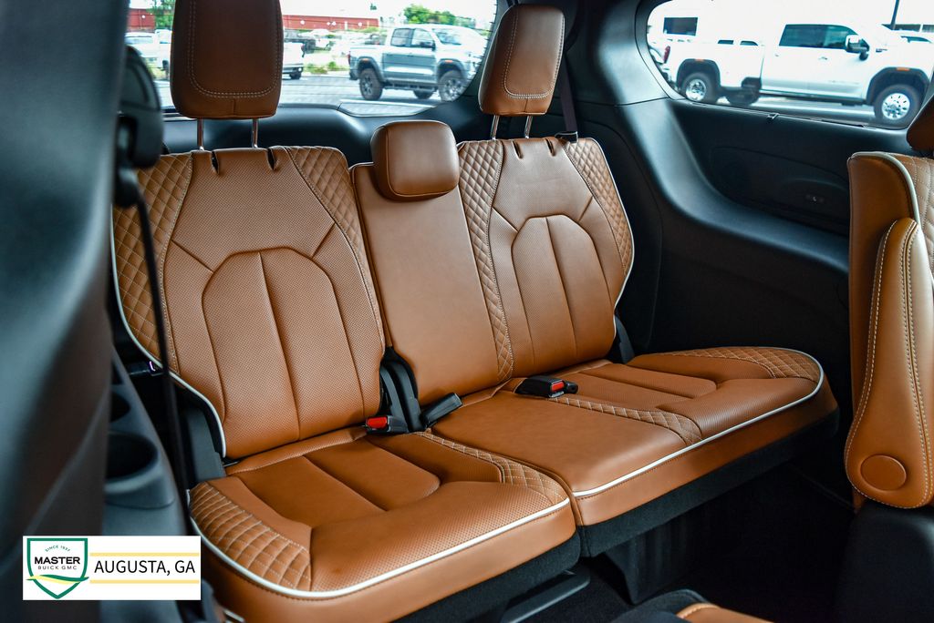 Used 2025 Chrysler Pacifica Van