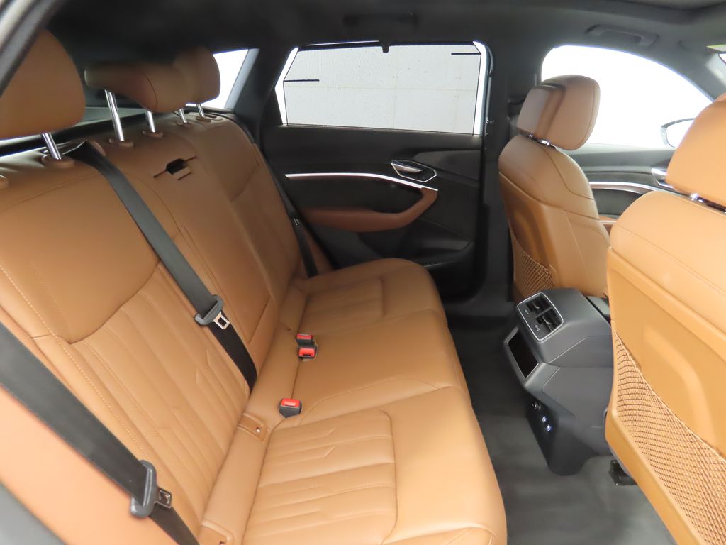 Thumbnail: 2019 Audi e-tron - 23