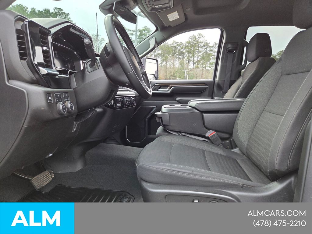 Used 2025 White Chevrolet LT image 5
