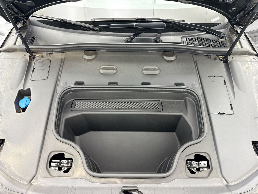 Thumbnail: 2025 Audi e-tron S - 26