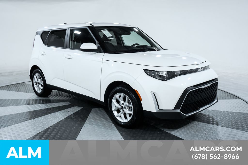 Used 2025 White Kia LX image 9
