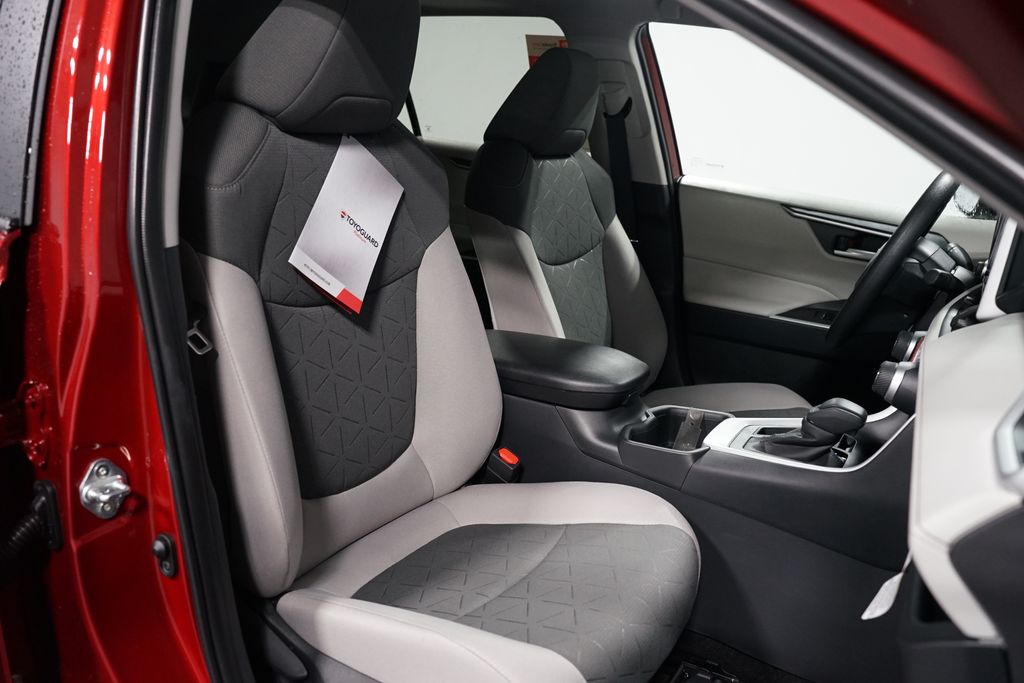 2025 Toyota RAV4 XLE 28