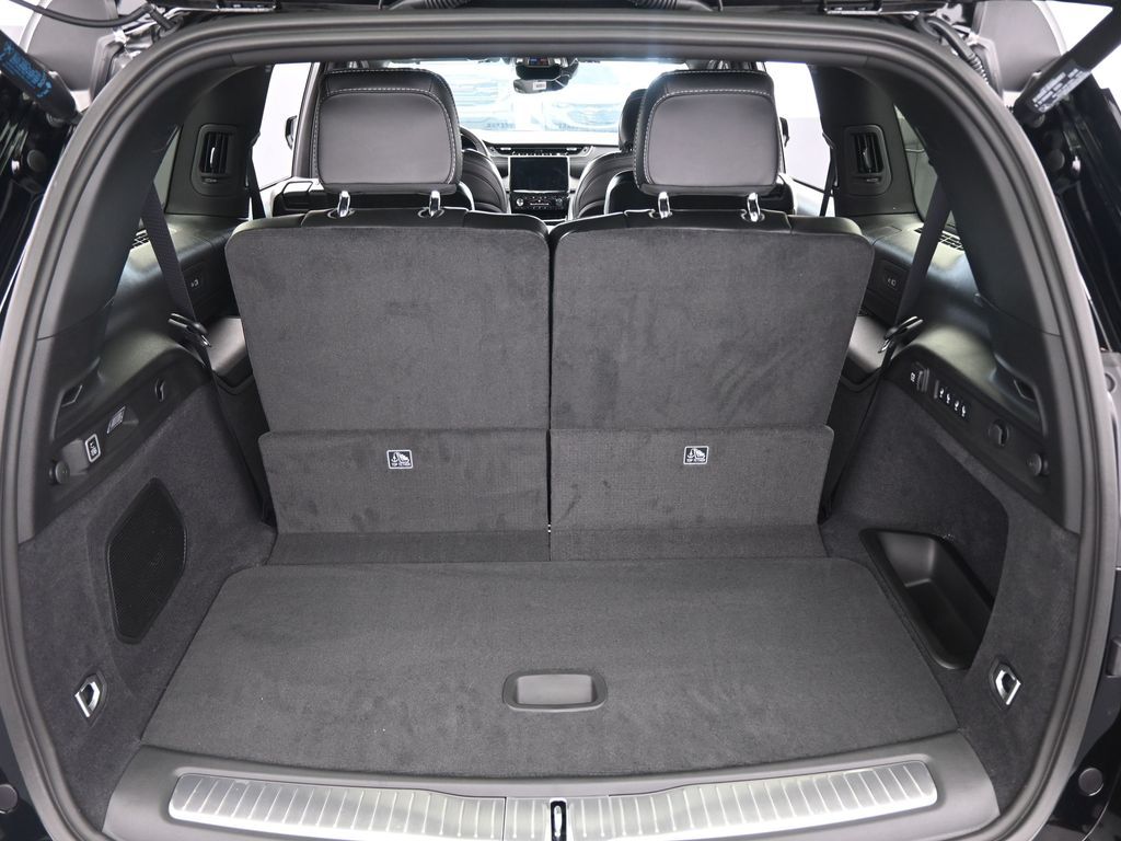 New 2025 Diamond Black Crystal Pearlcoat Jeep Overland image 37