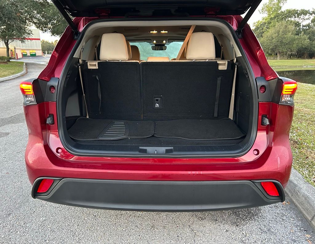 Thumbnail: 2022 Toyota Highlander - 10