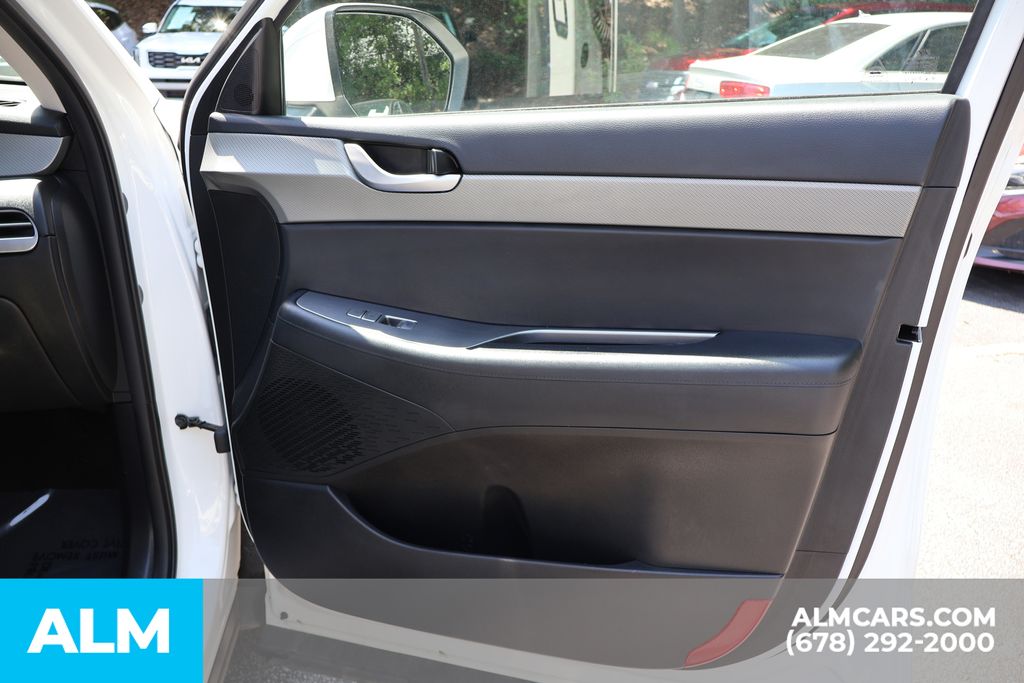 Used 2025 White Hyundai SEL image 31