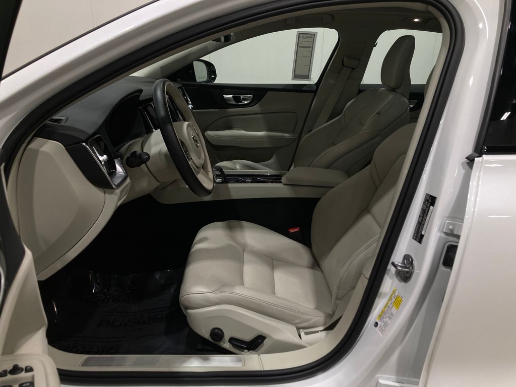 2024 Volvo S60 B5 Core Dark Theme