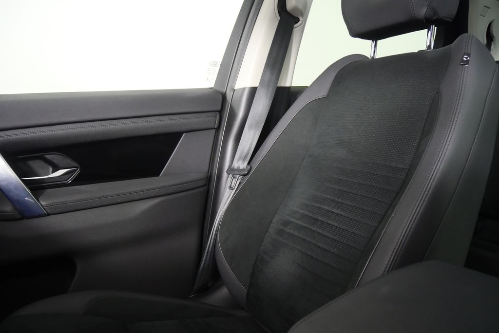 Thumbnail: 2021 Land Rover Discovery Sport - 25