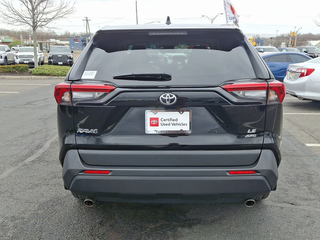 2022 Toyota RAV4 LE 5