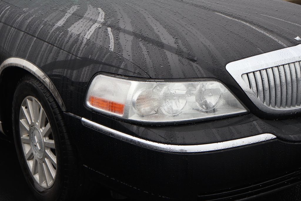 Thumbnail: 2004 Lincoln Town Car - 4