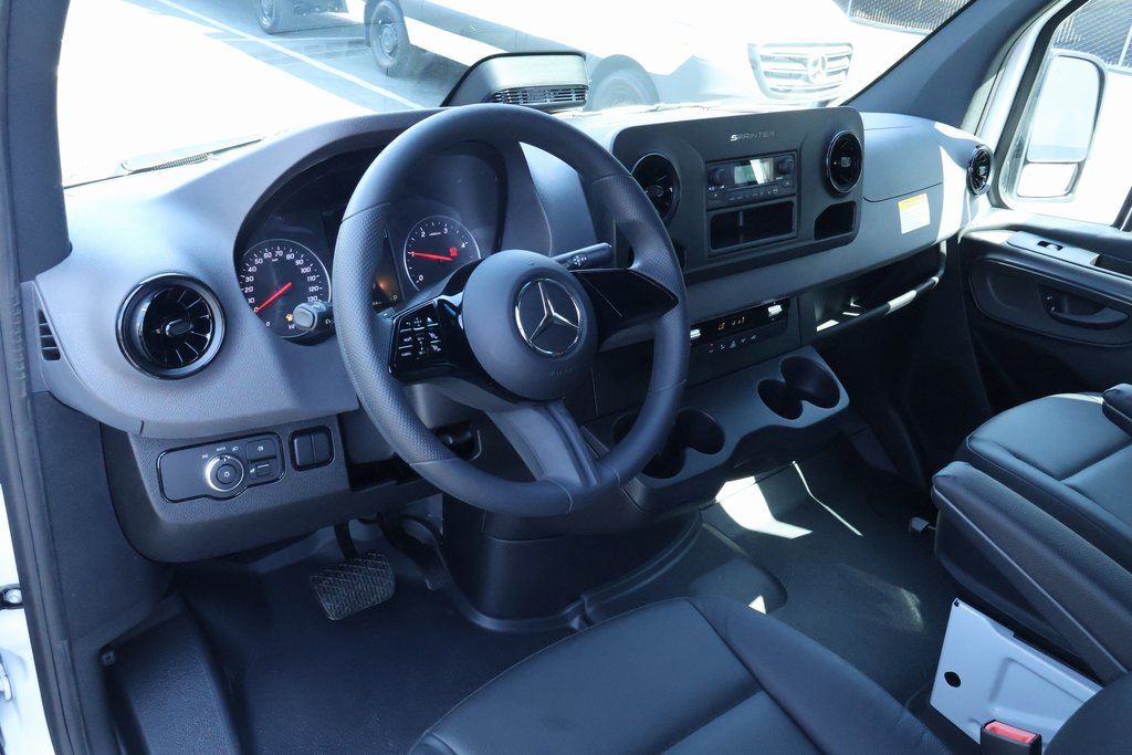 Thumbnail: 2025 Mercedes-Benz Sprinter - 3