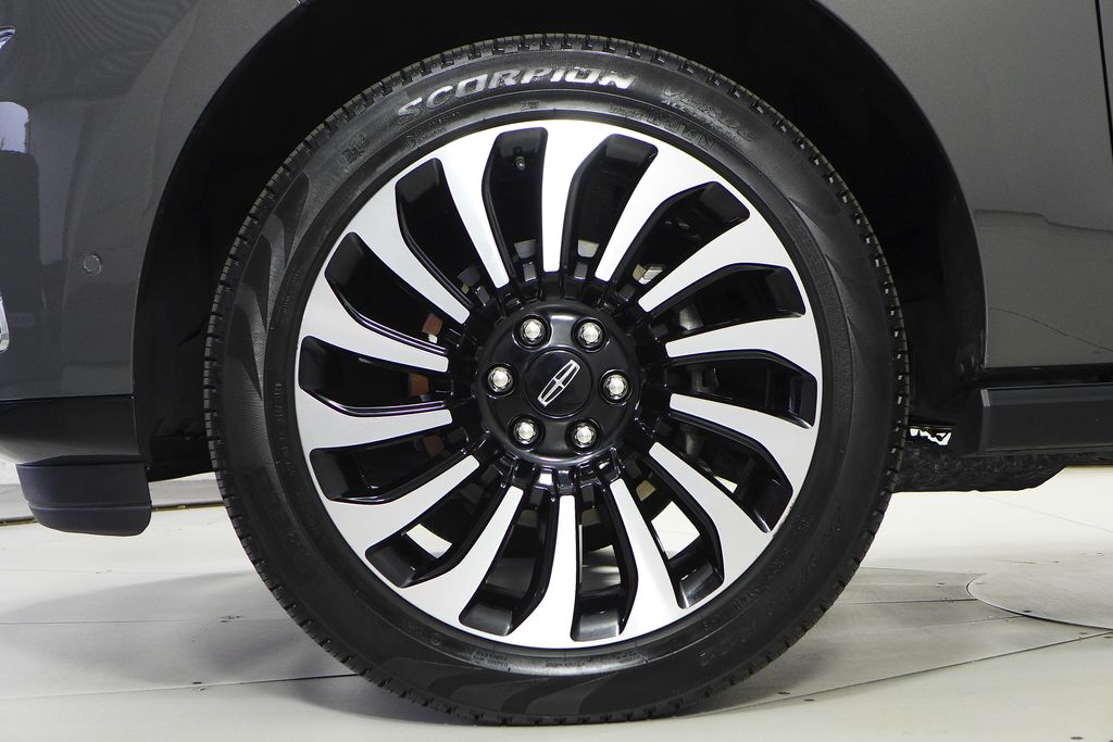 Thumbnail: 2023 Lincoln Navigator L - 5