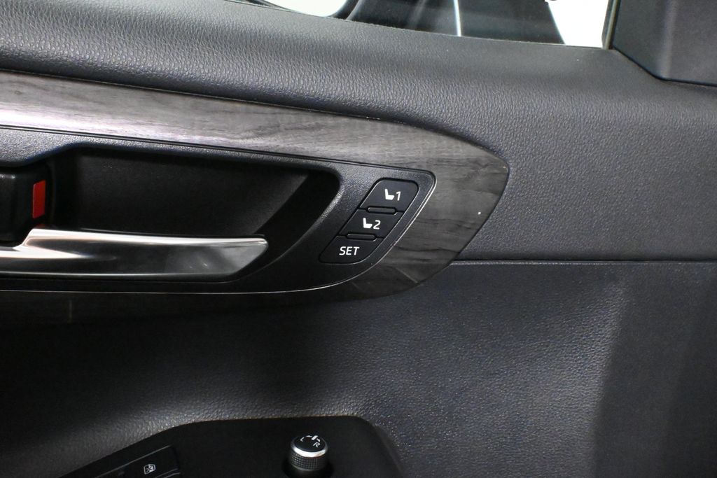 Thumbnail: 2021 Toyota Highlander - 32